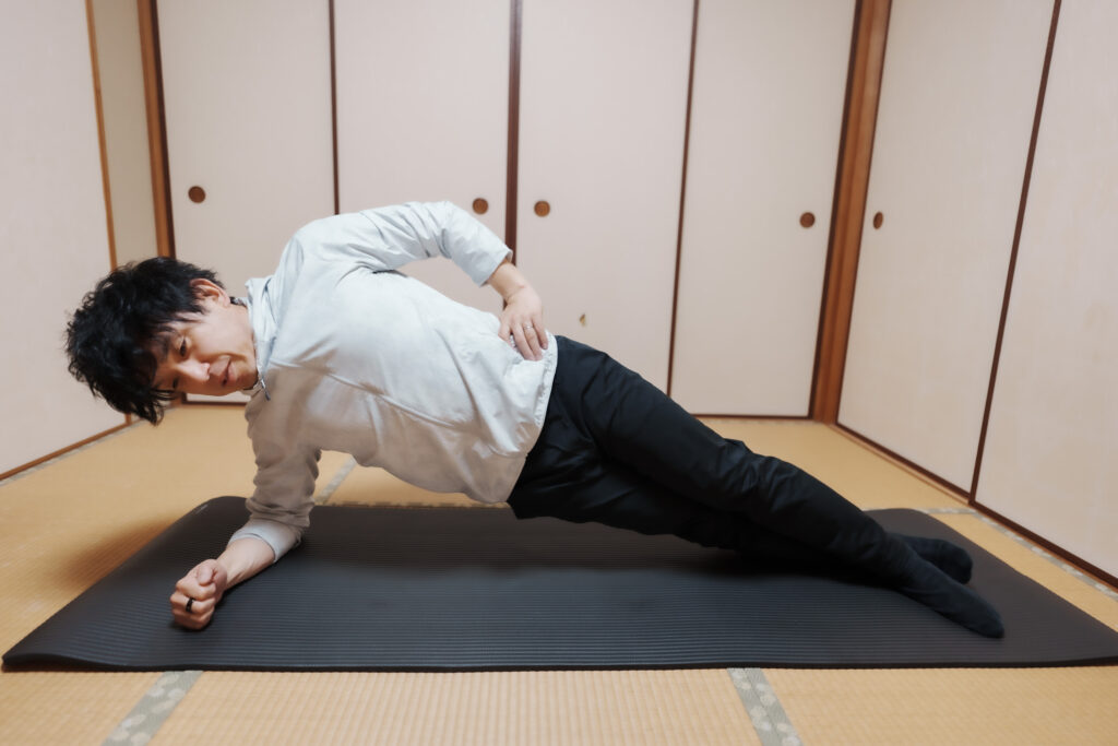 写真:サイドプランク(脇腹=浮き輪ゾーン)