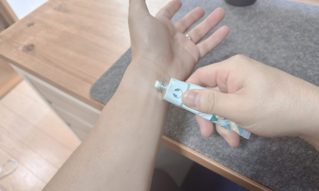 手や腕に、普通のハンドクリームとして塗る