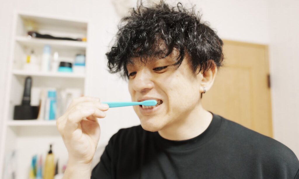 ブレスマイルウォッシュ：水でゆすがず、すぐにブラッシングします。