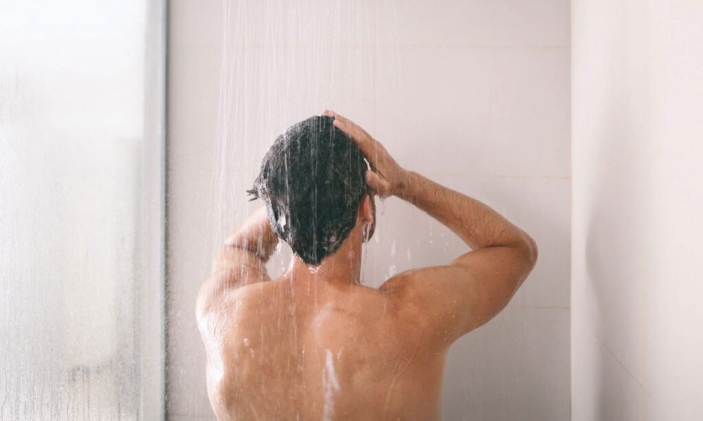 GENTOMMY：男性がシャワーを浴びているシーン