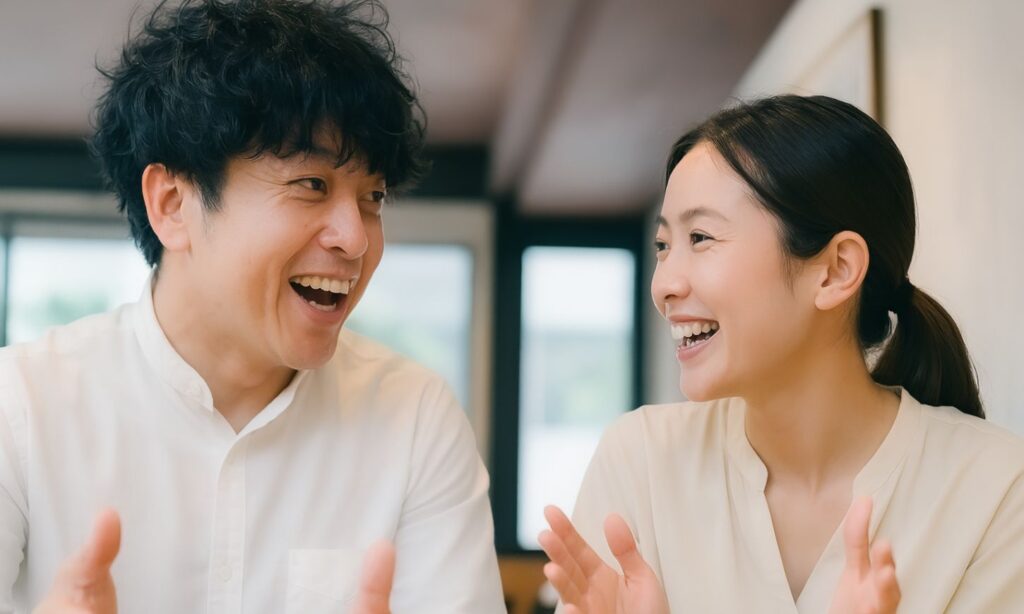 GENTOMMYと女性が話しているシーン